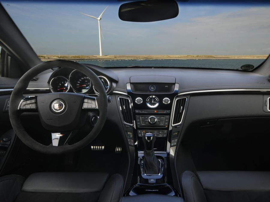 Cadillac CTS-V Coupe 2010 года  (EU) (фото 15 из 20)